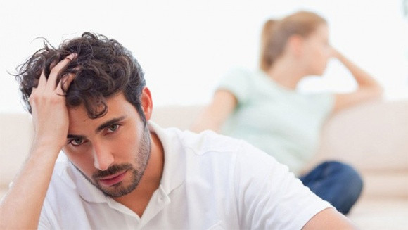 Tôi giận dữ bước tới giật lấy điện thoại trên tay cô ấy rồi giáng cho cô ấy một tát. (Ảnh minh họa).