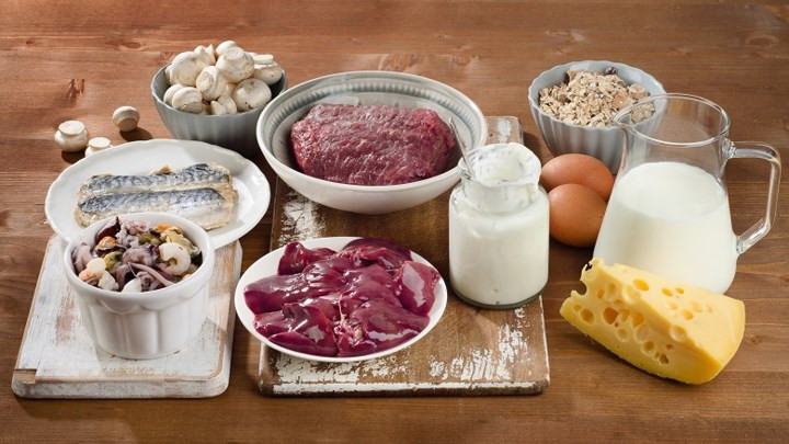 Vitamin B12: Vitamin B12 thường được tìm thấy trong các sản phẩm động vật và giúp cơ thể chúng ta tạo ra các tế bào hồng cầu mới. Cơ thể chúng ta có thể tích trữ vitamin B12 trong một vài năm. Vì vậy không phải ai cũng cần bổ sung vitamin này hàng ngày. Những người nên bổ sung vitamin B12 là người ăn chay. Vitamin B12 có nhiều trong cá, động vật có vỏ, thịt, trứng và các sản phẩm từ sữa. Đây là lý do những người ăn chay không có đủ vitamin này.