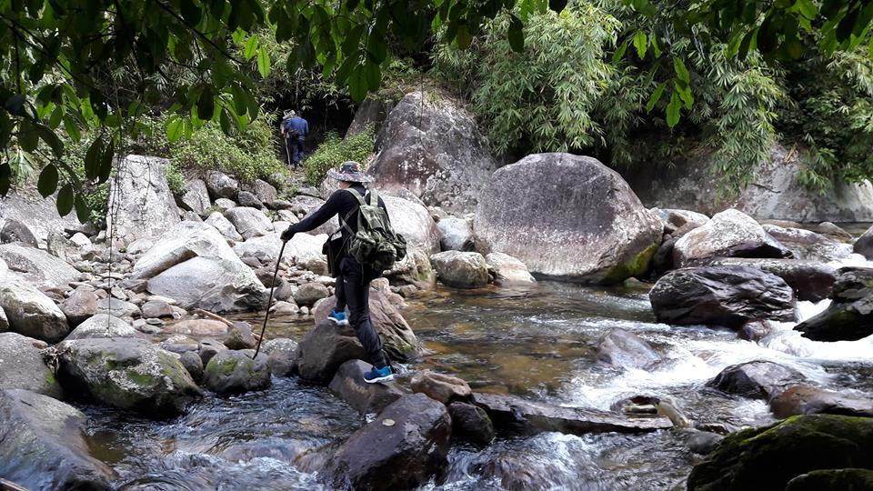 Đường lên đỉnh Pờ Ma Lung phải vượt qua nhiều thác đèo.