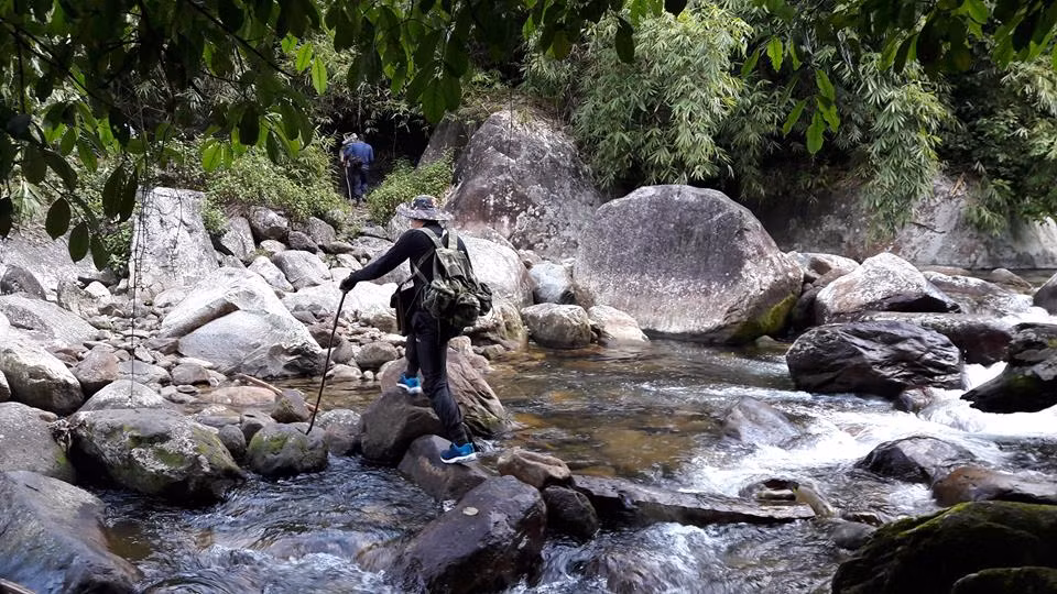 Đường lên đỉnh Pờ Ma Lung phải vượt qua nhiều thác đèo.