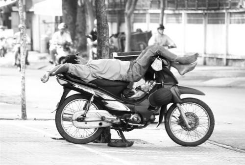 Hàng ngày Hùng vẫn bám mặt chạy xe ôm kiếm sống.