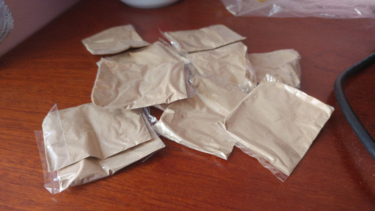 Những túi thuốc không rõ nguồn gốc dùng để chữa bùa ngải.