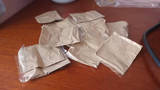 Những túi thuốc không rõ nguồn gốc dùng để chữa bùa ngải.