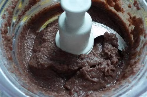 Vớt đậu đỏ ra để ráo nước. Cho đậu vào máy xay sinh tố xay nhuyền rồi dùng rây lọc loại bỏ phần bã, thu phần nước.