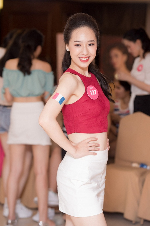 Hà My tự tin diện áo ngắn khoe eo con kiến.