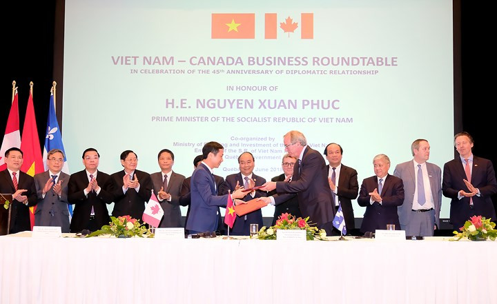 Tại tọa đàm, Thủ tướng đã chứng kiến hai bên trao các thỏa thuận hợp tác trong các lĩnh vực khoa học công nghệ, hàng không, giáo dục và đào tạo. (Ảnh: Chinhphu.vn)