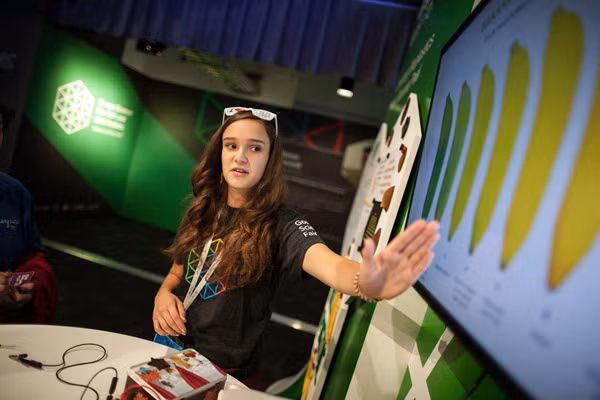 5. Elif Bilgin Ở tuổi 16, một cô gái Thổ Nhĩ Kỳ cuối cùng cũng phát triển thành công quy trình chế biến vỏ chuối thành chất dẻo sinh học sau 2 năm nghiên cứu với bao nỗ lực và không ít thất bại. Phát minh này có thể làm giảm ô nhiễm dầu mỏ. Elif Bilgin nhận giải thưởng Science in Action Award vào năm 2013, đây là giải thưởng do Google trao có giá giá trị 50.000 USD (khoảng 1,1 tỷ đồng).