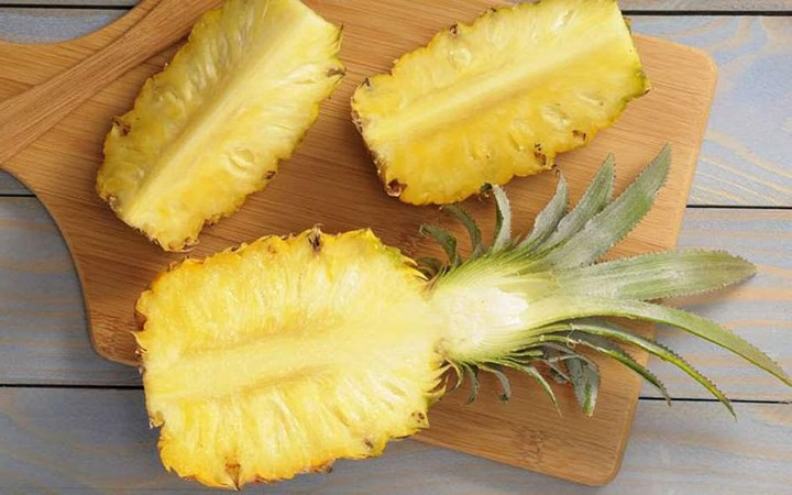 Dứa: Dứa cũng rất tốt trong việc phá vỡ chất nhầy trong các đường hô hấp đồng thời loại bỏ tắc nghẽn phổi và khoang mũi. Điều này có thể giúp cho hệ thống miễn dịch chống lại vi khuẩn.