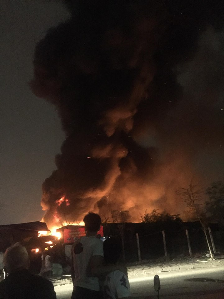 Lửa bốc cháy ngùn ngụt, khói bao trùm khu xưởng phế liệu.