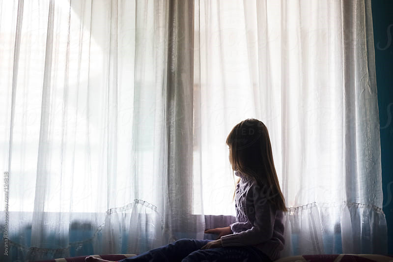  Dị ứng ánh nắng: Khi tiếp xúc với ánh nắng, da người bệnh sẽ nổi mề đay. Thông thường, các vệt đỏ ngứa và khó chịu này sẽ biến mất sau khi ra khỏi ánh nắng. Nguyên nhân của chứng dị ứng này được cho là do tia cực tím trong ánh mặt trời. Ảnh: Stocksy United.