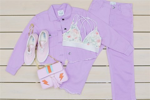  7. Set đồ đồng bộ Bralette còn phù hợp với set đồ đồng bộ thanh lịch. Hãy thử mix nó với áo khoác denim cùng quần jeans màu tím, trông bạn sẽ sành điệu hơn hẳn. 