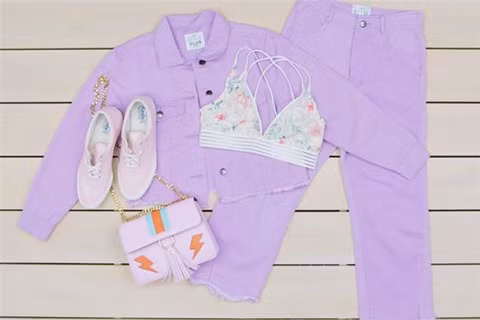  7. Set đồ đồng bộ Bralette còn phù hợp với set đồ đồng bộ thanh lịch. Hãy thử mix nó với áo khoác denim cùng quần jeans màu tím, trông bạn sẽ sành điệu hơn hẳn. 