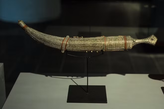 Dao Jambiya - một vũ khí mang tính trang sức của đàn ông Yemen (thế kỷ 19).