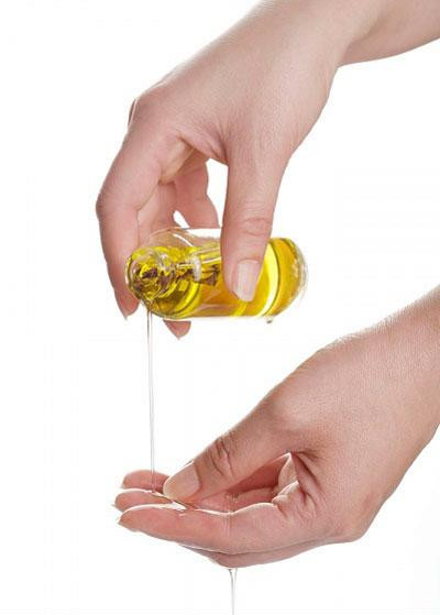 Trộn dầu ô liu với sữa rửa mặt mang đến tác dụng làm sạch, xóa mờ nám, tàn nhang hiệu quả - Ảnh: Internet.