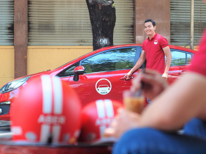 Uber rút lui, cuộc chiến ứng dụng gọi xe ngày càng khốc liệt - Ảnh: Linh Hà.