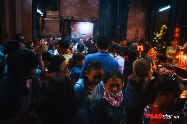 Vật vã mồ hôi tranh nhau nhận lễ từ chùa.