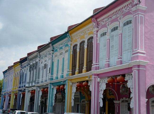  2. George Town, Penang Penang luôn là một trong những địa điểm tham quan hàng đầu tại Malaysia. George Town là một viện bảo tàng nổi tiếng, nếu có thời gian du khách có thể đi dạo quanh các tòa nhà, xem các cửa hàng truyền thống hay ngắm nhìn các tác phẩm nghệ thuật đường phố được trang trí trên những bức tường.