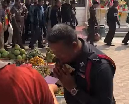 Cảnh sát Thái Lan xếp hàng dài nhận phong bao lì xì. Ảnh: Channel News Asia.