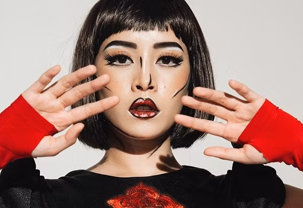 Với khả năng sáng tạo, Chi Pu thường xuyên khoe những cách biến hóa diện mạo không giống ai. Ở Đóa hoa hồng bản dance trước đó, người đẹp lại gây choáng khi makeup theo phong cách hoạt họa. Chuyên gia trang điểm của Chi Pu cho biết đã mất đến 1,5 tiếng để "vẽ" nên diện mạo ấn tượng này cho Chi Pu.