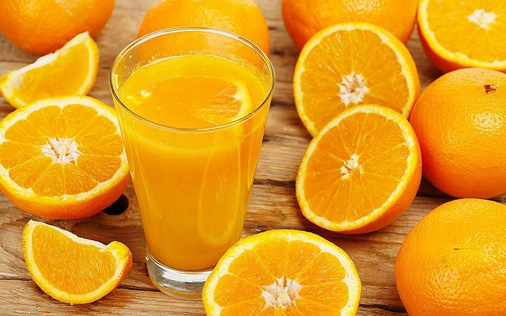 Trái cam: Nồng độ cao của vitamin C và chất chống oxy hóa có lợi khác làm cam trở thành phương thuốc chữa trị tại nhà rất hiệu quả đối với bệnh lao. Các chất có trong nước cam có thể phá vỡ chất nhầy làm tắc nghẽn trong phổi và đường hô hấp để làm giảm số lượng đờm và máu trong đờm. Ngoài ra, các chất chống oxy hóa trong cam có hiệu quả tìm kiếm và loại bỏ các vi khuẩn gây nhiễm trùng.