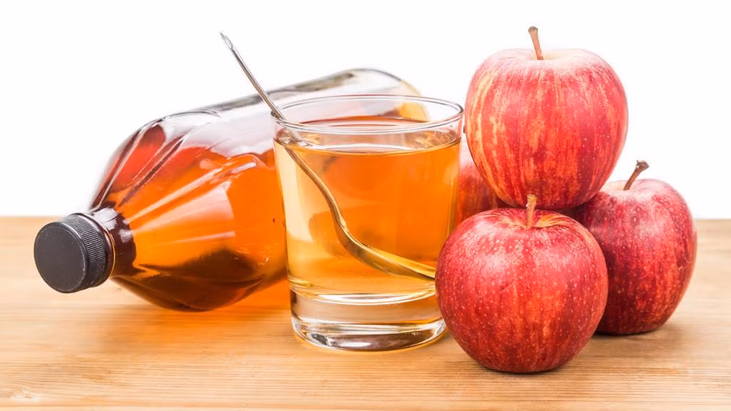  Nước giấm táo Giấm táo chứa một loại axit hữu cơ đặc biệt được gọi là axit cetic có thể làm sống lại quá trình trao đổi chất chậm chạp. Tuy nhiên, bạn chỉ được uống 2 muỗng canh giấm táo mỗi ngày và chắc chắn phải pha loãng chúng trong nước ấm, có thể thêm mật ong để bảo vệ dạ dày, hệ tiêu hóa. Thay đổi 8 loại thức uống trên mỗi ngày là cách tuyệt vời giúp bạn cải thiện quá trình trao đổi chất trong cơ thể, đẩy mạnh khả năng đốt cháy mỡ thừa, chất béo, từ đó giảm cân hiệu quả và nhanh chóng. 