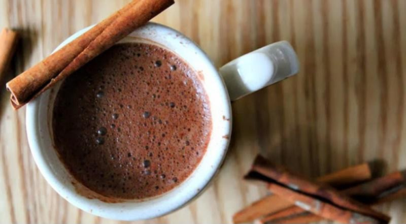  Nước cacao và quế Các blogger thực phẩm, chuyên gia chăm sóc sức khỏe, thậm chí là những người nổi tiếng đều khuyến khích những người đang muốn giảm cân, thanh lọc cơ thể bổ sung quế và ca cao. Ca cao nguyên chất là thành phần tăng cường trao đổi chất lành mạnh. Trong khi đó, lượng lớn axit, chất chống oxy hóa trong quế đẩy mạnh phá vỡ tế bào mỡ thừa, hỗ trợ giảm cân.