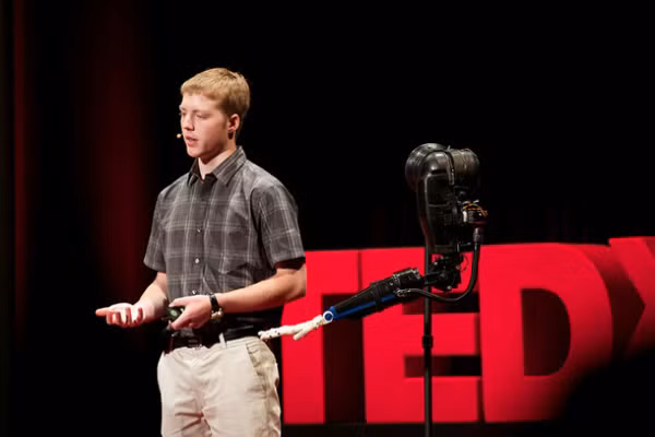  2. Easton LaChappelle Easton LaChappelle, một thiếu niên 14 tuổi đã phát minh ra tay robot có thể điều khiển bằng ý nghĩ con người với nguyên liệu ban đầu là đồ chơi Lego, dây cước câu cá và một số linh kiện được tạo ra bởi máy in 3D. Với kiến thức và sự tìm tòi của mình, cậu thanh niên đã biến cánh tay robot tưởng chừng đắt đỏ trở nên hữu ích khi được ứng dụng trên con người với giá thành mềm hơn rất nhiều. NASA khá ấn tượng về Easton LaChappelle và đã mời chàng trai tham gia chương trình Robonaut của mình. Khi mới 17 tuổi, anh chàng này đã trở thành nhân viên chính thức của NASA, quả là một bản lý lịch xuất sắc.