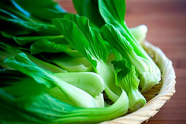 Cải thìa rất giàu sắt, là nguồn dinh dưỡng quan trọng giúp tóc chắc khoẻ hơn, giảm thiểu gãy rụng.