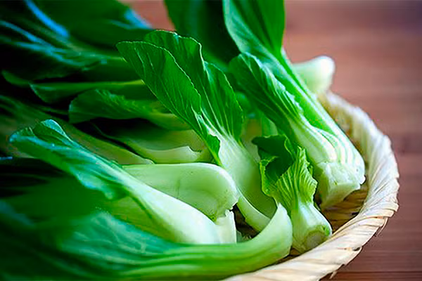 Cải thìa rất giàu sắt, là nguồn dinh dưỡng quan trọng giúp tóc chắc khoẻ hơn, giảm thiểu gãy rụng.