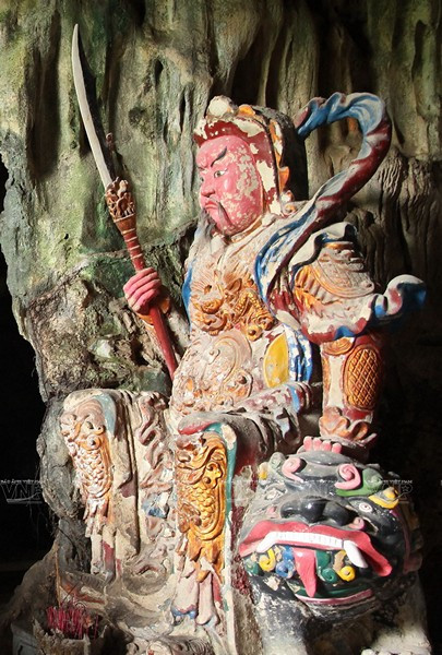 Tượng hộ pháp được nhân dân xây dựng từ thời vua Minh Mạng.