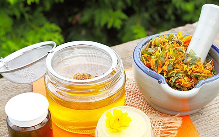 Tinh dầu hoa cúc vạn thọ khi bôi trên da có thể làm tan máu đông tụ bên dưới bề mặt da. Tinh dầu này có thể giúp cải thiện tình trạng của các mạch máu bằng cách giảm viêm, tăng chức năng cơ trơn và hạ huyết áp. Do đó, cải thiện lưu thông máu, giảm đau và sưng.