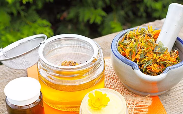 Tinh dầu hoa cúc vạn thọ khi bôi trên da có thể làm tan máu đông tụ bên dưới bề mặt da. Tinh dầu này có thể giúp cải thiện tình trạng của các mạch máu bằng cách giảm viêm, tăng chức năng cơ trơn và hạ huyết áp. Do đó, cải thiện lưu thông máu, giảm đau và sưng.