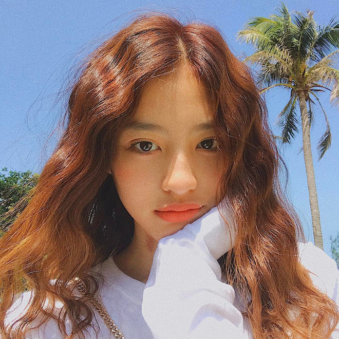 Kiểu trang điểm không chỉ được nhiều hot girl Việt sử dụng trong những ngày bình thường, mà còn phù hợp với những chuyến du lịch biển. Không quá cầu kì, các cô gái có thể sử dụng một thỏi son nhỏ để tạo sự tương đồng giữa màu môi và gò má một cách nhanh chóng.