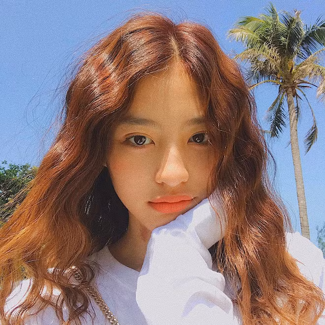 Kiểu trang điểm không chỉ được nhiều hot girl Việt sử dụng trong những ngày bình thường, mà còn phù hợp với những chuyến du lịch biển. Không quá cầu kì, các cô gái có thể sử dụng một thỏi son nhỏ để tạo sự tương đồng giữa màu môi và gò má một cách nhanh chóng.