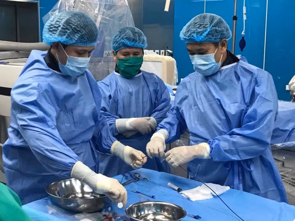 Dieu tri thanh cong benh nhi tim mach bam sinh bang may DSA-Hinh-2