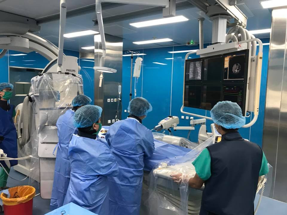 Dieu tri thanh cong benh nhi tim mach bam sinh bang may DSA-Hinh-7