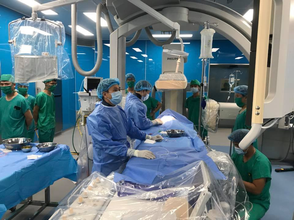 Dieu tri thanh cong benh nhi tim mach bam sinh bang may DSA