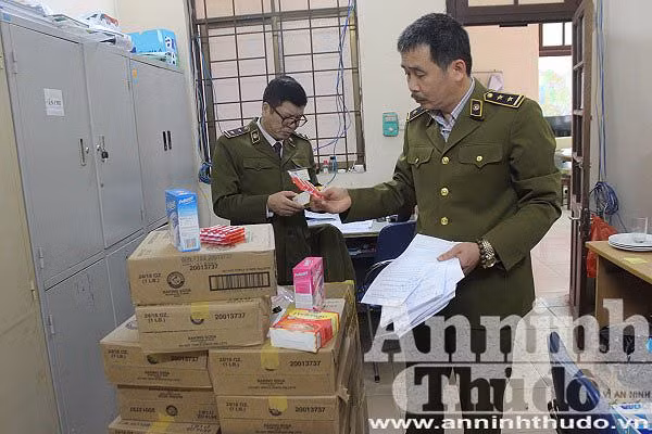 6000 sản phẩm thực phẩm chức năng dành cho trẻ em bị Đội Quản lý thị trường số 6, Chi cục Quản lý thị trường Hà Nội thu giữ tại chợ thuốc Hapulico vì có dấu hiệu xâm phạm quyền nhãn hiệu Pediasure của Abbott.