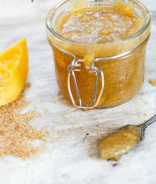 Hỗn hợp làm sạch môi gồm: Mật ong, đường và chanh được xem khá là quen mặt với các tín đồ làm đẹp như chúng ta. Cách thực hiện: - Trộn đều hỗn hợp 2 thìa đường, 1 thìa mật ong, vài giọt chanh. - Cho hỗn hợp đã trộn vào lọ nhỏ, bảo quản ngăn mát tủ lạnh. - Dùng một ít thoa lên môi, massage nhẹ nhàng khoảng 5 phút để tế bào chết trên môi tự bong ra.