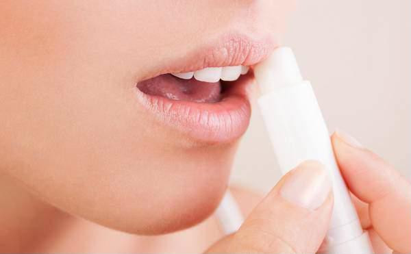  Vài lưu ý vàng cho làn môi thêm xinh "Không để son lưu lại trên môi qua đêm" chính là điều đầu tiên các nàng cần phải khắc cốt ghi tâm. 