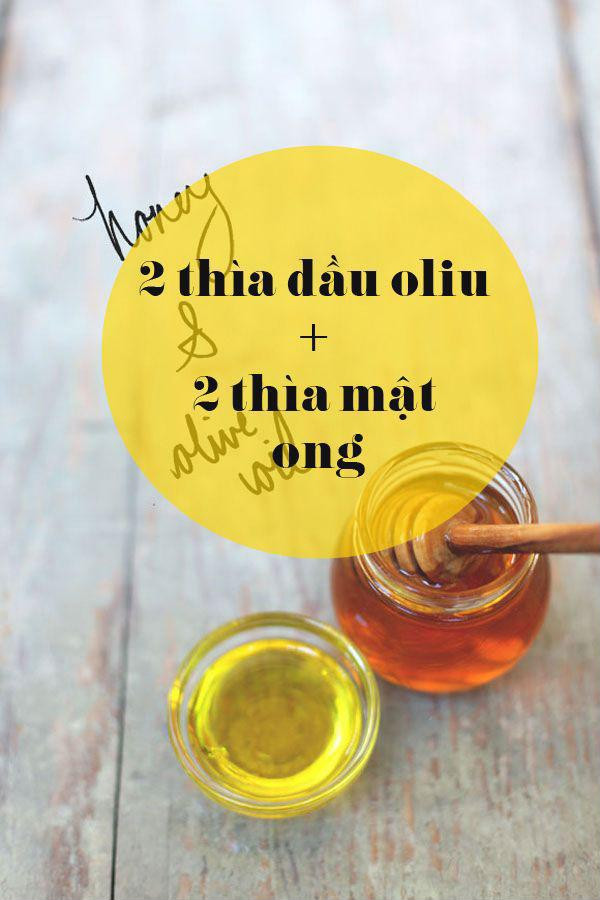 Cách thực hiện: - Trộn đều lần lượt mật ong, dầu Oliu theo tỉ lệ 1:1. - Thoa đều hỗn hợp lên môi, massage nhẹ nhàng để dưỡng chất thấm vào môi dễ dàng. Hỗn hợp được trộn sẵn cho vào tủ lạnh để dùng dần hàng ngày sẽ rất tiện cho những chị em lười làm đẹp.