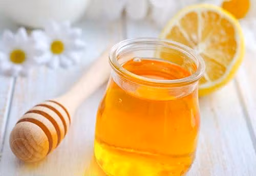  Làm sạch da môi bằng mật ong Trước khi bước vào công cuộc làm đẹp cho đôi môi, thì các nàng cần phải chắc chắn rằng môi mình đã hoàn toàn được làm sạch. Vì thế tẩy tế bào chết cho môi là bước làm đẹp gần như không thể thiếu cho quá trình này. 