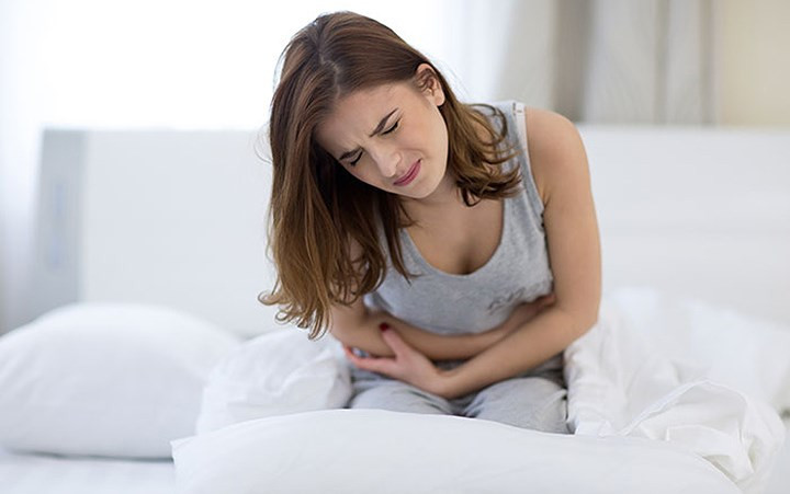 Khó chịu ở bụng: Ăn quá nhiều mật ong có thể gây đau bụng dữ dội. Do nhiều fructose, mật ong có thể làm gián đoạn khả năng hấp thụ chất dinh dưỡng của ruột non. Nó cũng có thể tác động lâu dài đến hệ tiêu hóa và gây ra một số vấn đề về dạ dày, chẳng hạn như đầy hơi, khí, chuột rút,... Đôi khi nó cũng dẫn đến các tình trạng cấp tính như tiêu chảy hoặc đau bụng.