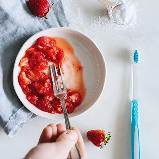  9. Làm trắng răng với dâu tây Nếu bạn muốn có hàm răng trắng hơn, hãy thử sử dụng dâu tây xem sao nhé. Với hàm lượng axit malic cao, dâu tây có thể loại bỏ các vết ố vàng trên răng của bạn. Cách làm: Để có kết quả tức thì, bạn có thể lấy dâu tây chà lên răng của bạn trong vài giây và sau đó súc miệng sạch lại với nước. Nếu không, bạn có thể tự làm kem đánh răng bằng dâu tây với công thức sau: Nghiền nát 1 quả dâu tây, trộn nó với nửa thìa cà phê baking soda. Sử dụng hỗn hợp này như kem đánh răng. Sau khi đánh răng với hỗn hợp trong vài phút, hãy đánh răng lại với kem đánh răng và súc sạch miệng.