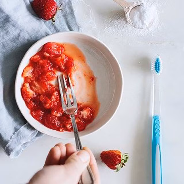  9. Làm trắng răng với dâu tây Nếu bạn muốn có hàm răng trắng hơn, hãy thử sử dụng dâu tây xem sao nhé. Với hàm lượng axit malic cao, dâu tây có thể loại bỏ các vết ố vàng trên răng của bạn. Cách làm: Để có kết quả tức thì, bạn có thể lấy dâu tây chà lên răng của bạn trong vài giây và sau đó súc miệng sạch lại với nước. Nếu không, bạn có thể tự làm kem đánh răng bằng dâu tây với công thức sau: Nghiền nát 1 quả dâu tây, trộn nó với nửa thìa cà phê baking soda. Sử dụng hỗn hợp này như kem đánh răng. Sau khi đánh răng với hỗn hợp trong vài phút, hãy đánh răng lại với kem đánh răng và súc sạch miệng.