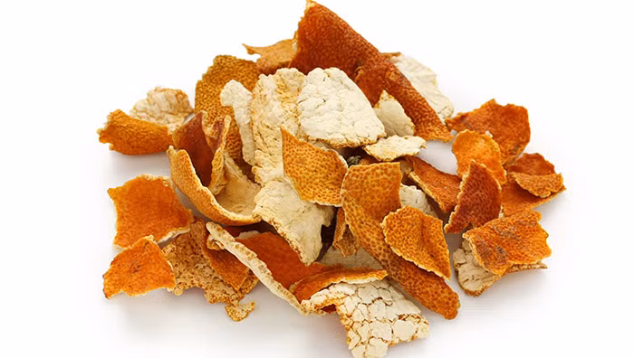  Vỏ cam, quýt Sau khi cho bé ăn cam, quýt mẹ đừng vội bỏ vỏ cam quýt đi. Bởi nó có tác dụng phòng chống muỗi cực hiệu quả. Cách thực hiện như sau, mẹ đóng kín cửa và đốt vỏ cam quýt để côn trùng bị ngạt, rơi xuống sàn. Lưu ý, khi đốt vỏ cam, quýt mẹ cần cho trẻ ra ngoài chơi, khi nào trong nhà hết khói hoàn toàn mới cho bé vào để tránh bé bị ngạt. 