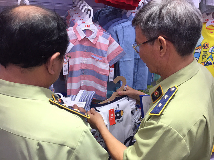 Kiểm tra tại cửa hàng Con Cưng trên đường Tôn Thất Tùng