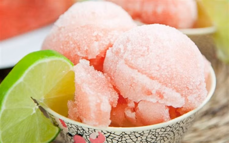 Nếu là một tín đồ của các loại topping, bạn nhất định không thể bỏ qua món kem sữa chua ngọt vào và xinh xắn. Một miếng ngòn ngọt, một miếng chua chua, một miếng lành lạnh sẽ lập tức xóa tan cái nóng oi ả những ngày đầu hè. Cũng như topping, kem sữa chua có rất nhiều hương vị để bạn lựa chọn. Thực khách có thể tìm thấy món kem này tại những con phố như Lò Đúc, phố Huế, Lương Văn Can hay Thợ Nhuộm.