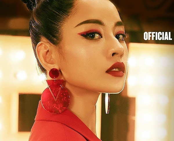 Ở Từ hôm nay, người đẹp lại khoe ánh mắt "sắc như dao" với lối trang điểm kẻ eyeliner mắt mèo tông đỏ đầy quyến rũ. Đây là cách trang điểm cực kỳ kén gương mặt nhưng Chi Pu vẫn chinh phục dễ dàng.