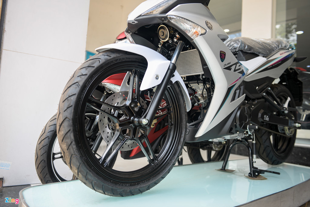 Yamaha Exciter 2018 có phần dè trước thay đổi kiểu bắt ốc giống với môtô, giúp bộ phận này chắc chắn hơn. Ở đời mới, Exciter dùng lốp trước 90/80. Mâm xe trước và sau cùng kích thước 17 inch. 